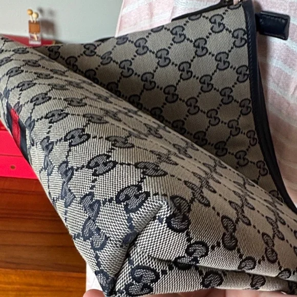 Gucci GG Supreme Sherry Line Messenger Bag - Picture 8 of 16